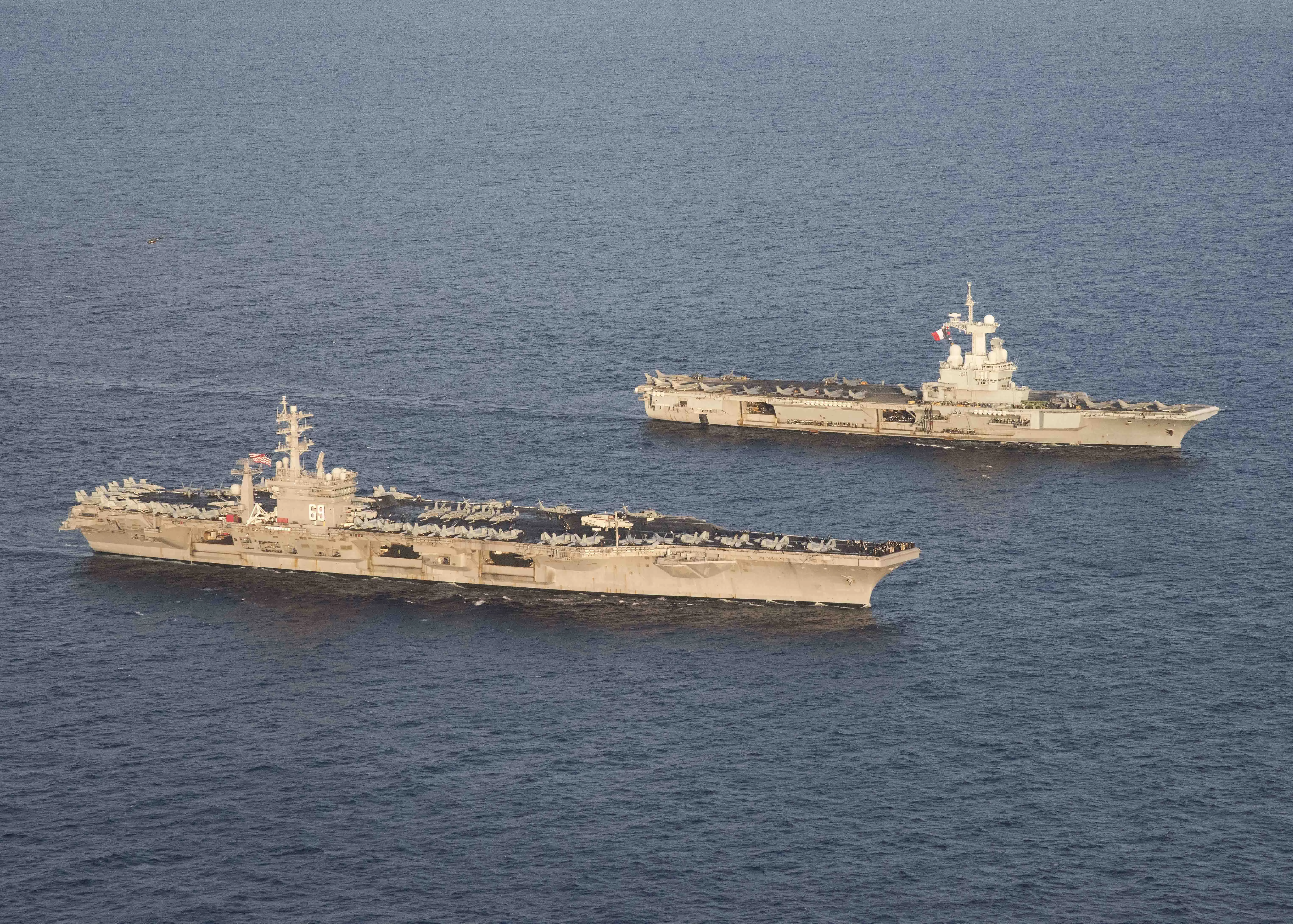 Le porte-avions américain USS Dwight D. Eisenhower et le porte-avions français Charles de Gaulle