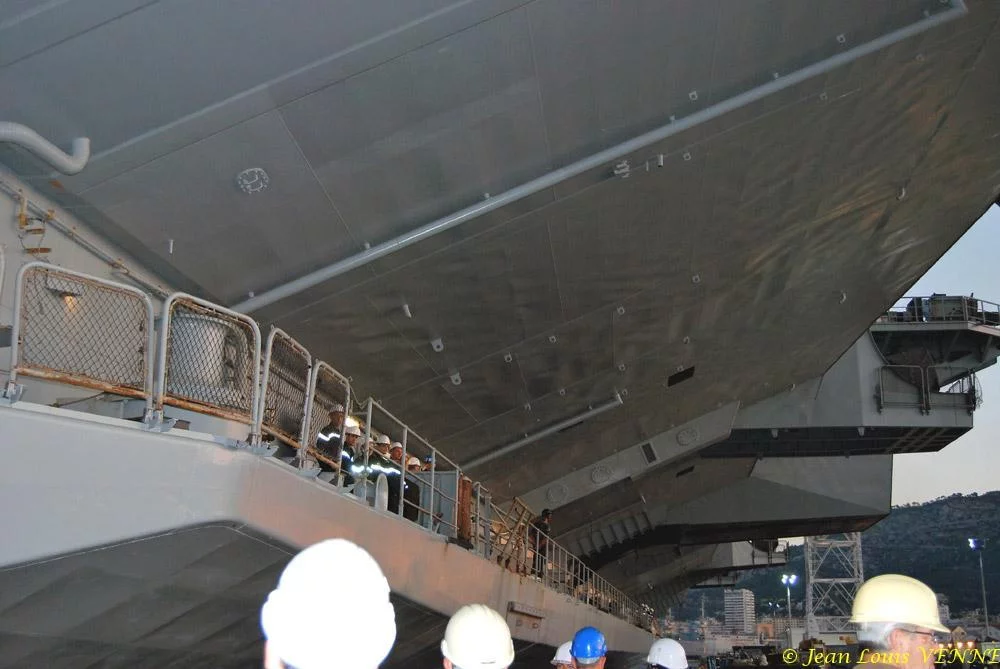 Le Charles de Gaulle sort du bassin