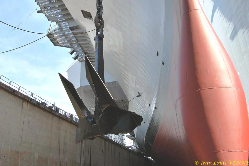 Le Charles de Gaulle ré-embarque ses lignes de mouillage