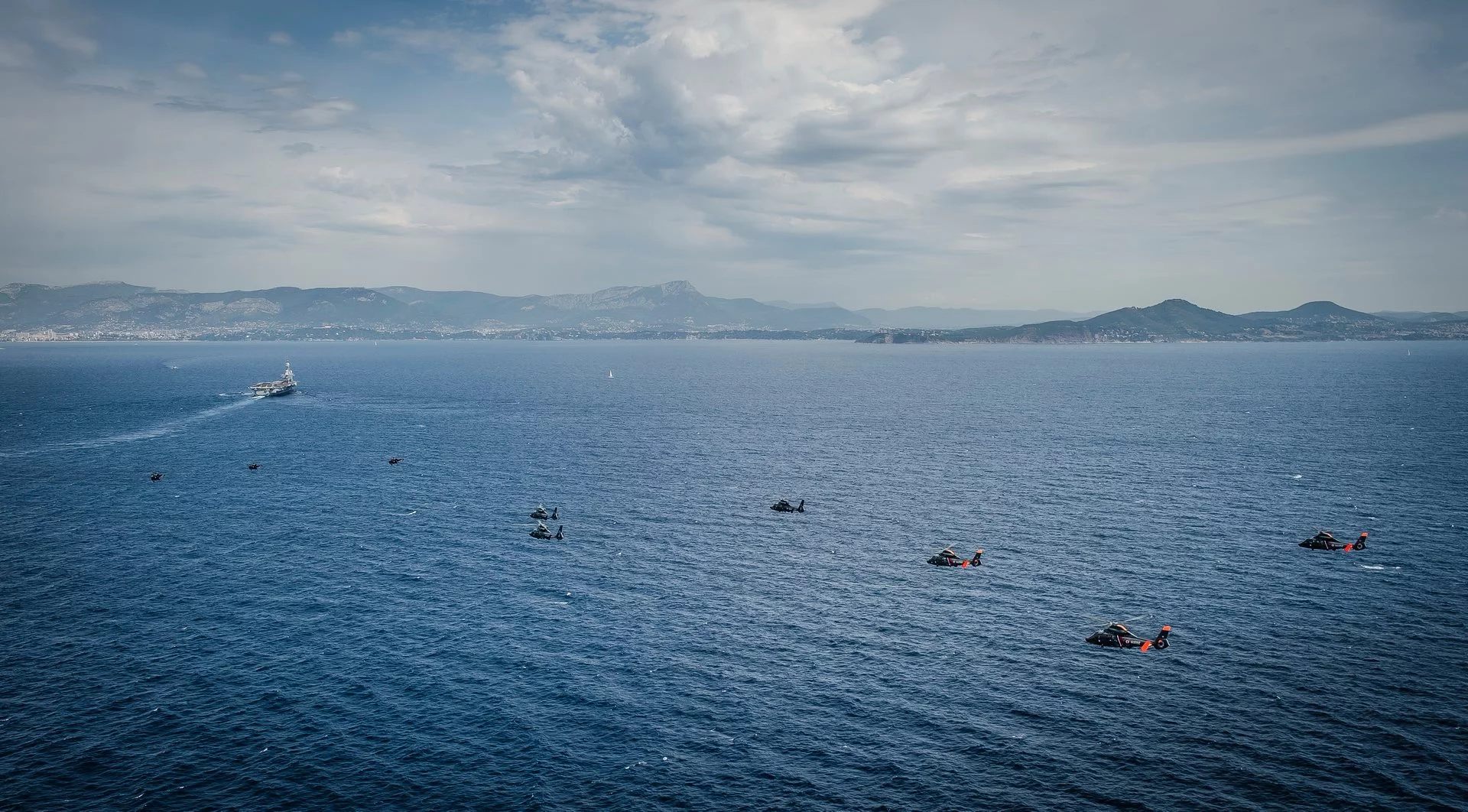 Les hélicoptères de la 35F au-dessus de la rade de Toulon