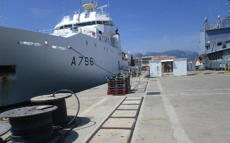 Le BHO Beautemps-Beaupré amarré en base navale de Toulon, avec le mont Faron en arrière plan