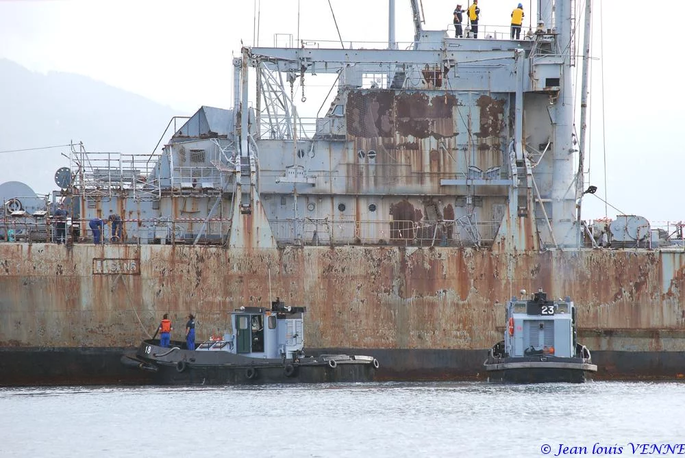 La coque de l’ex-Argens transférée à la base navale de Toulon