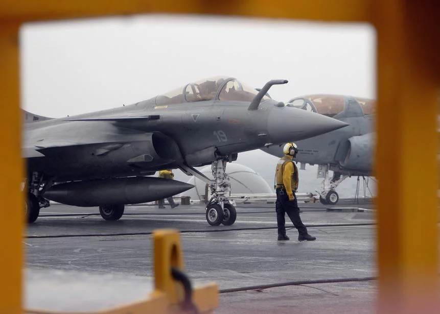 Un Rafale français se prépare à rejoindre la catapulte du Theodore Roosevelt