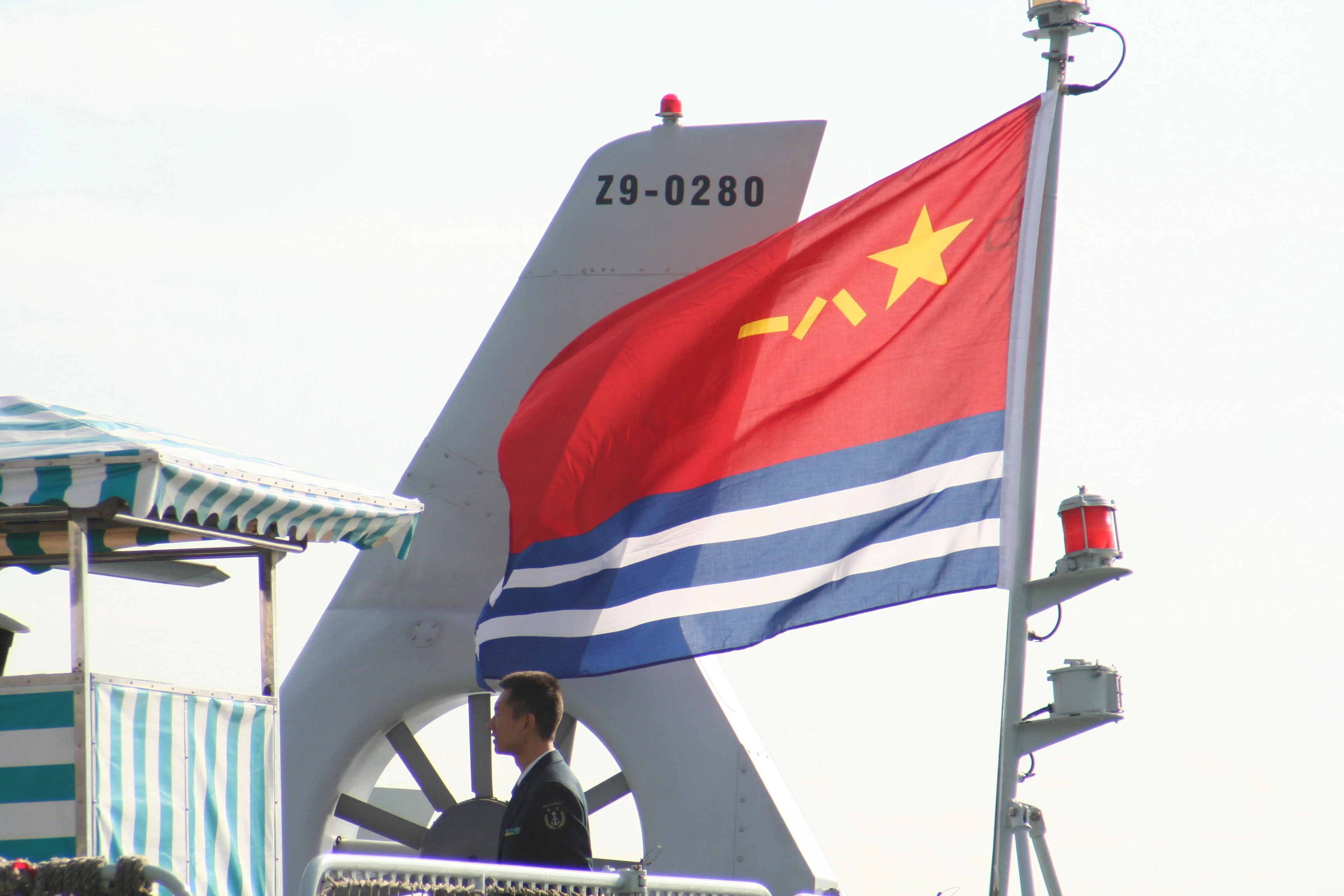 Le pavillon de la marine de l'armée populaire de libération