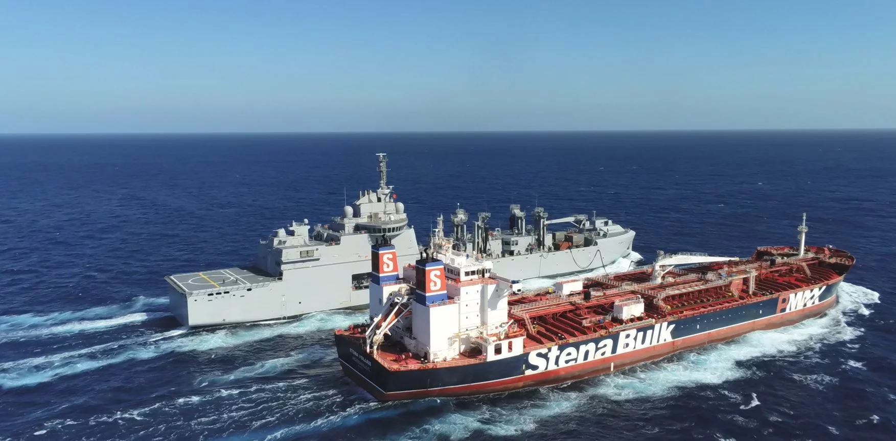 Le bâtiment ravitailleur de forces (BRF) Jacques Chevallier se ravitaille auprès d'un pétrolier civil affrété par la flotte américaine