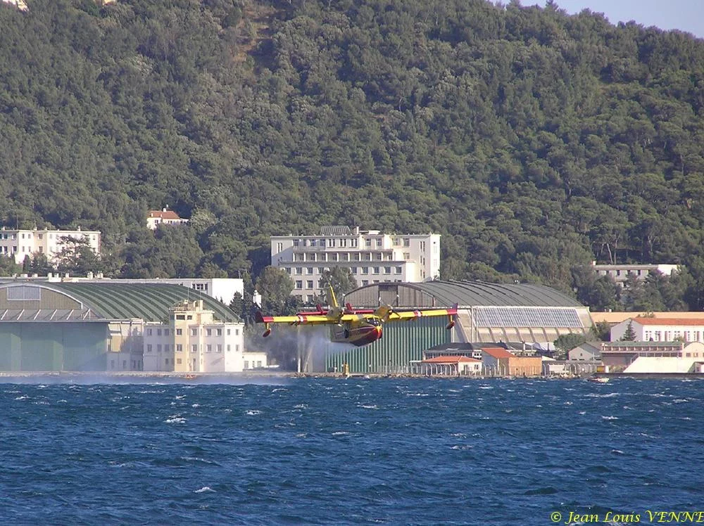 Les Canadairs interviennent au-dessus de Saint Mandrier