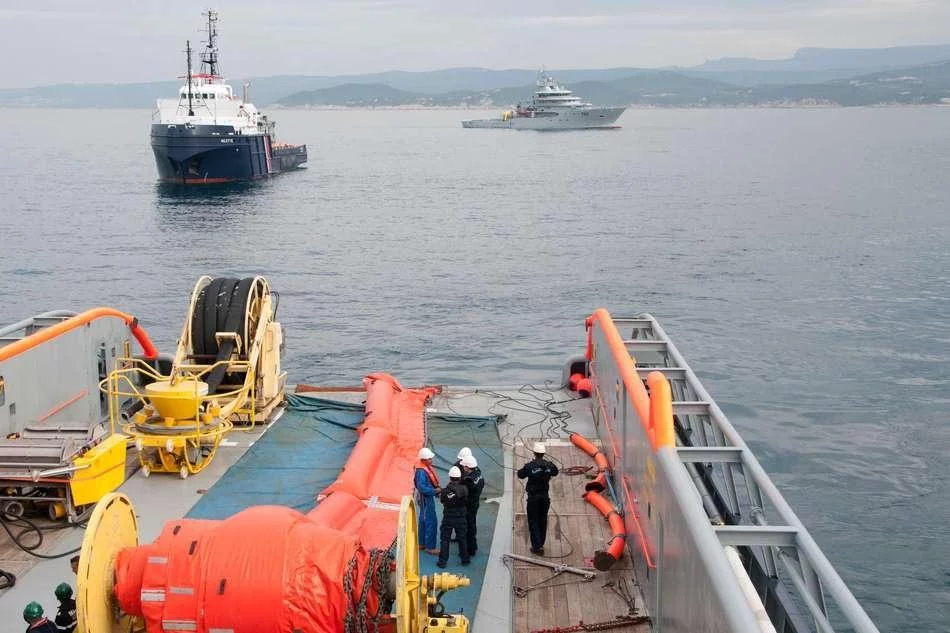Entraînement franco-algérien de lutte anti-pollution au large de Toulon