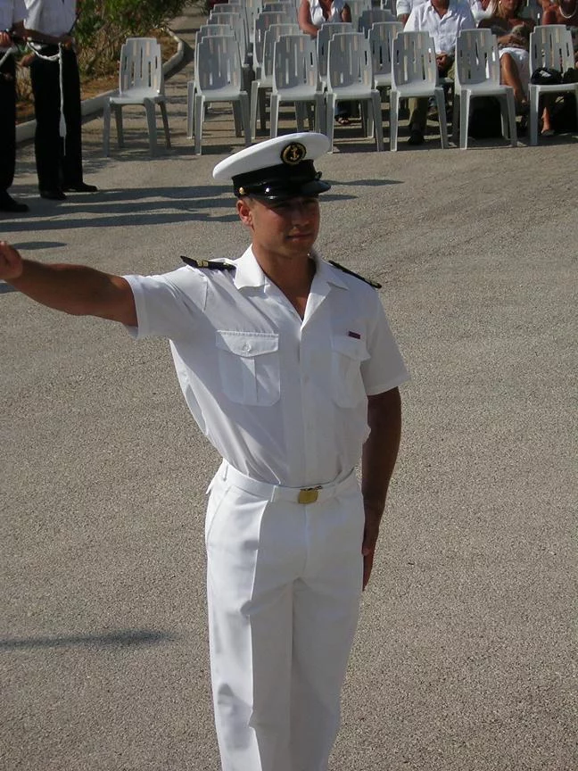 Un élève du BAT reçoit son insigne de plongeur-démineur