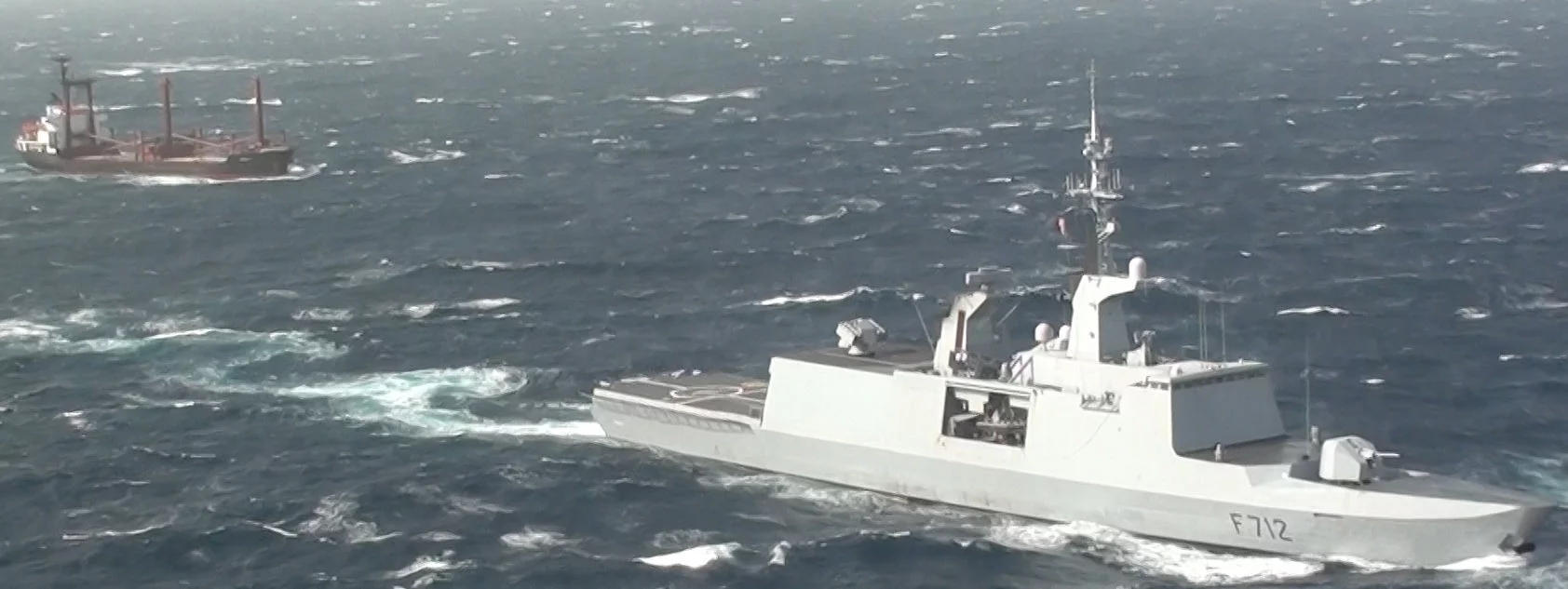 La frégate Courbet escorte un navire du Programme Alimentaire Mondial