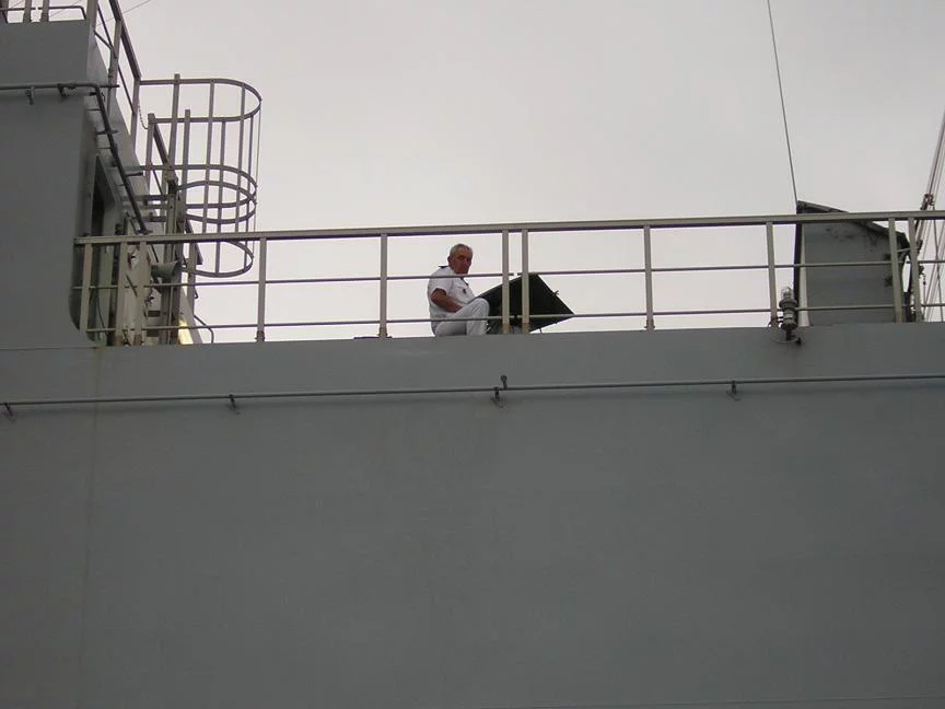 Un peintre de la Marine croque la cérémonie