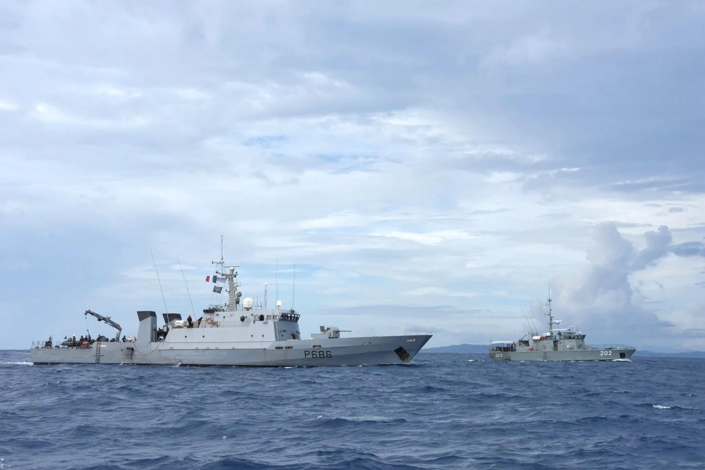 Le La Glorieuse et le patrouilleur fidjien « Kikau »