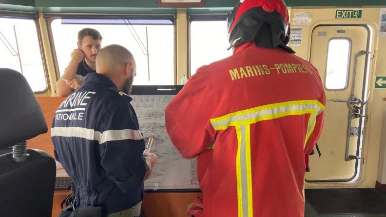 Exercice incendie à bord du bâtiment de soutien Loire