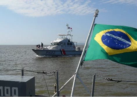 Les marines du Brésil et de France effectuent une patrouille commune sur le fleuve Oyapock