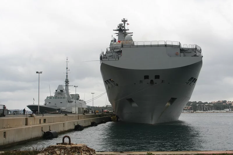 Le BPC Dixmude et une frégate FREMM