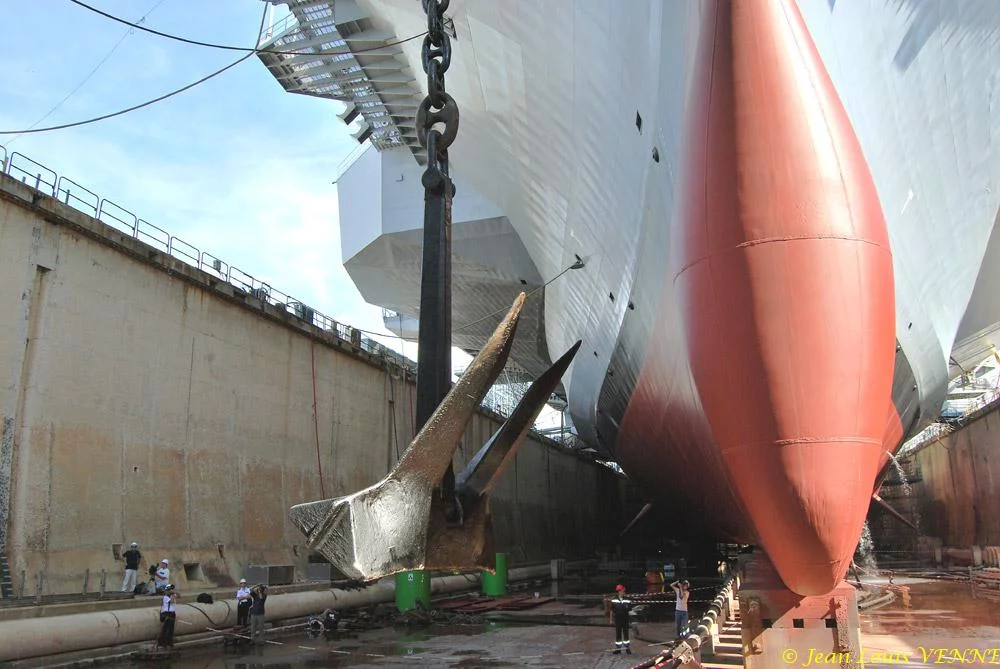 Le Charles de Gaulle ré-embarque ses lignes de mouillage