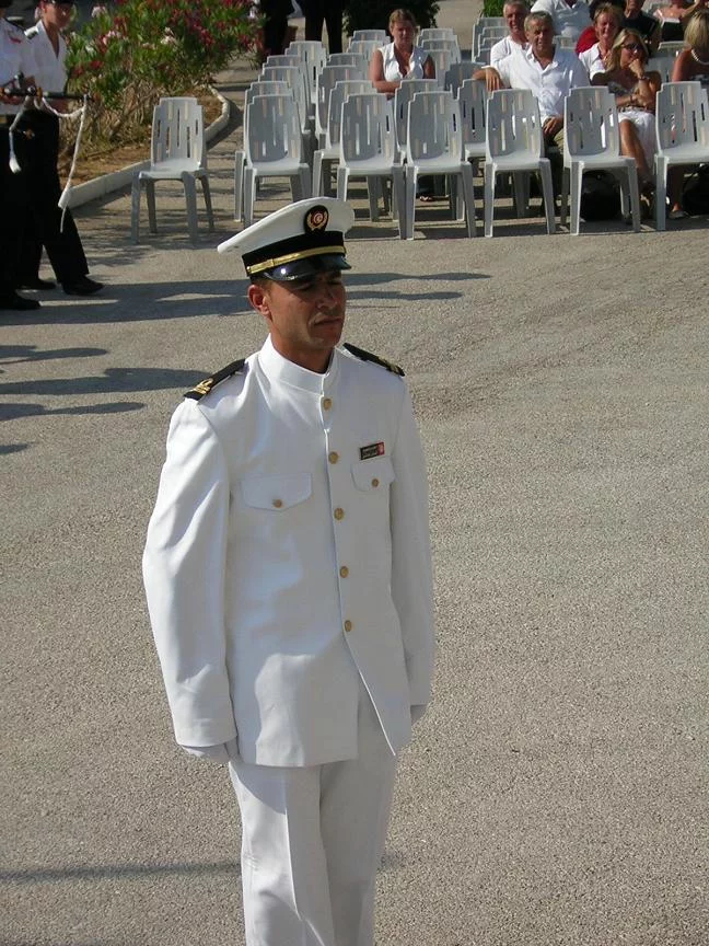 Un stagiaire tunisien reçoit son insigne de plongeur-démineur