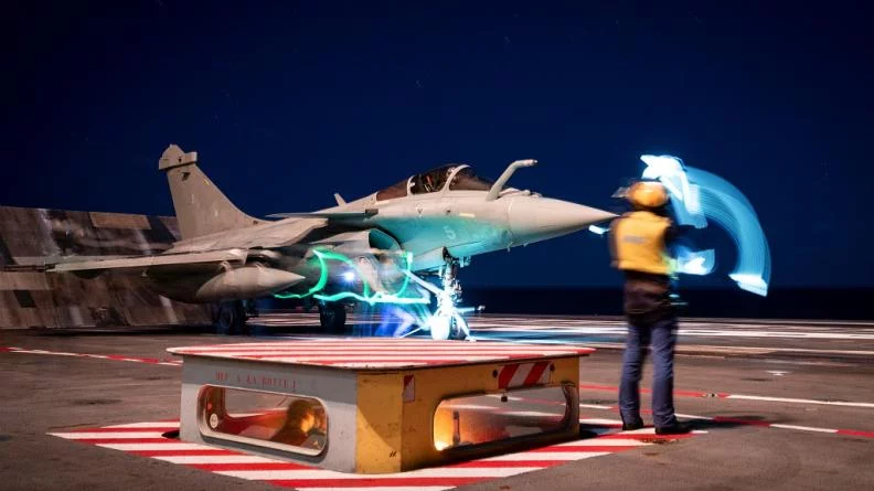 Un Rafale M décolle de nuit