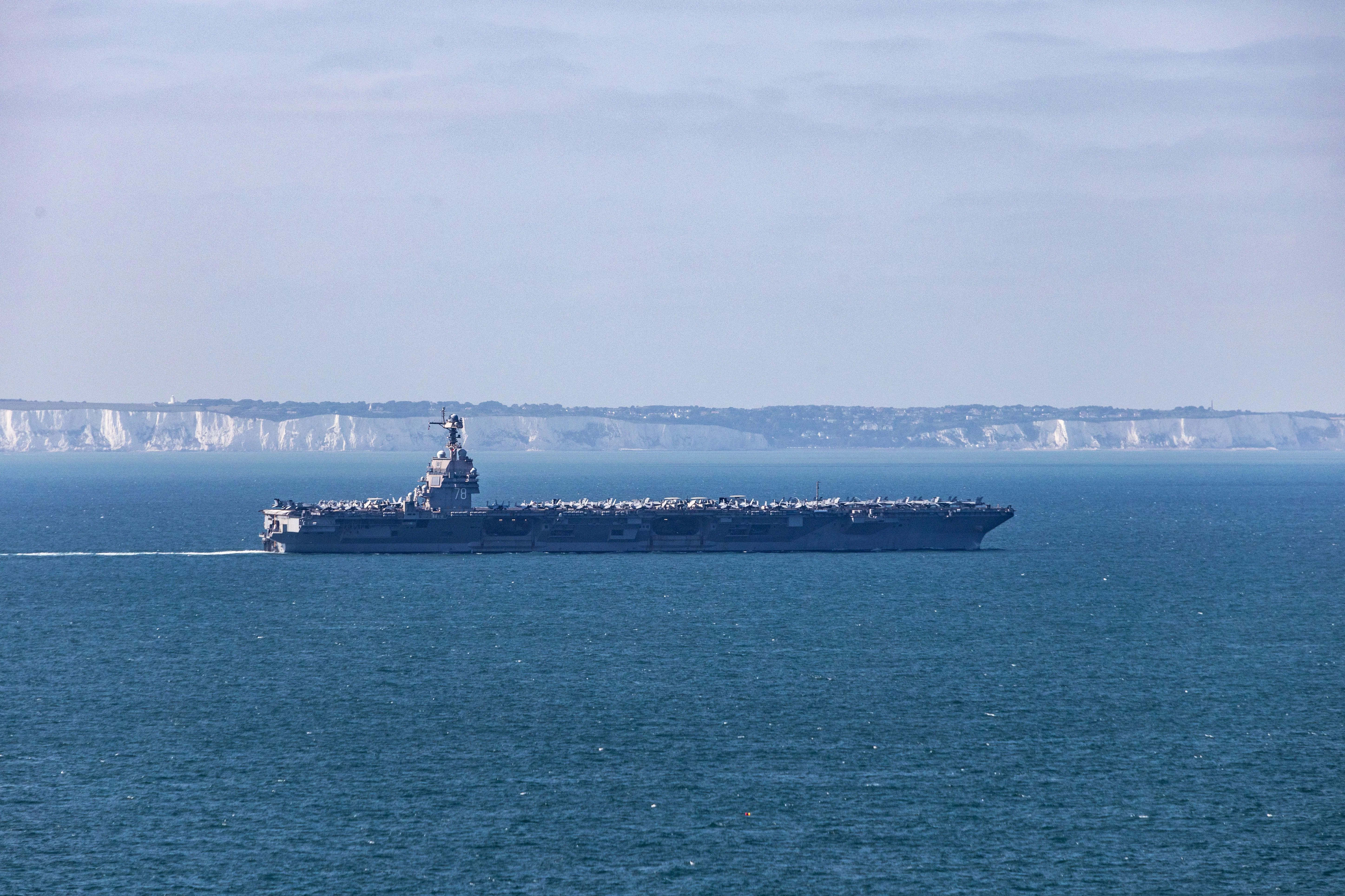 Le porte-avions américain USS Gerald R. Ford franchit le détroit du Pas-de-Calais