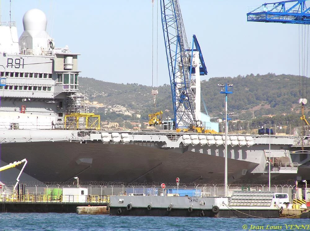 Le porte-avions Charles de Gaulle avant sa sortie de bassin