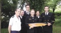 Le commandant de l'Ecole Navale remet le trophée aux gagnants