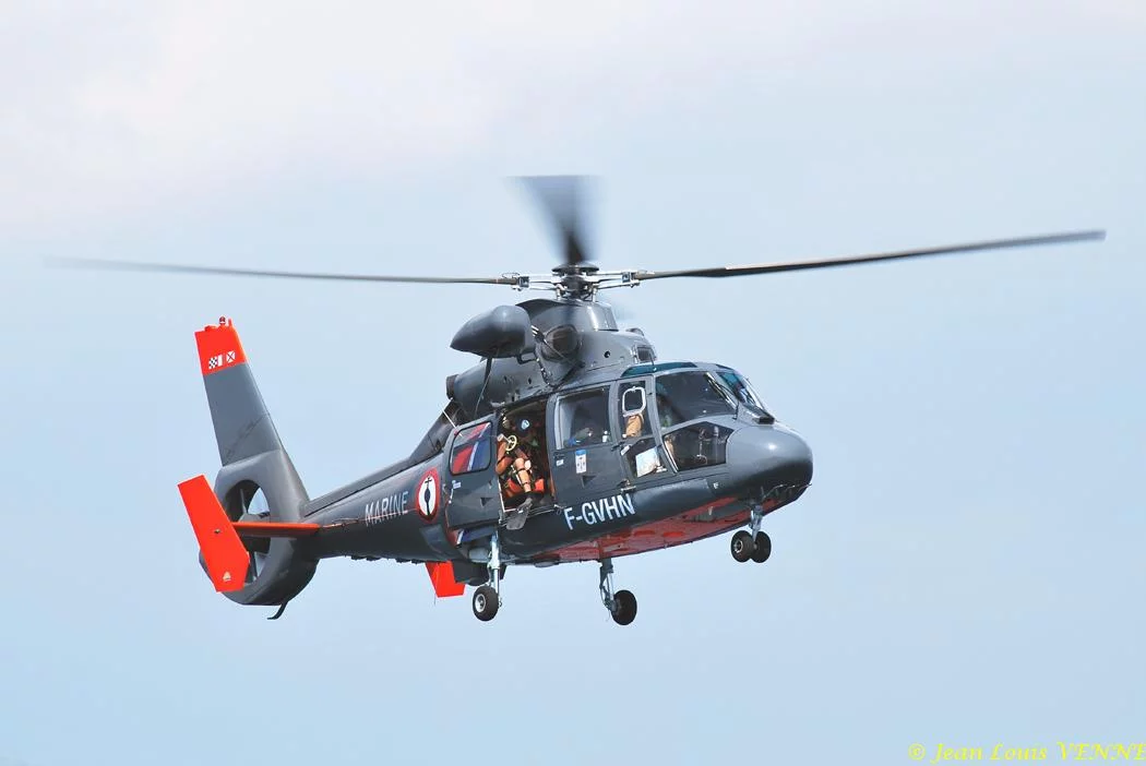 L'hélicoptère Dauphin de service public survole la rade de Bandol
