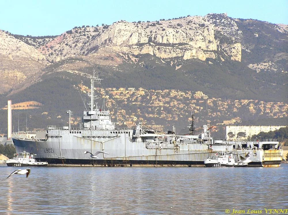 L'ex-Ouragan transféré dans le port de Bregaillon