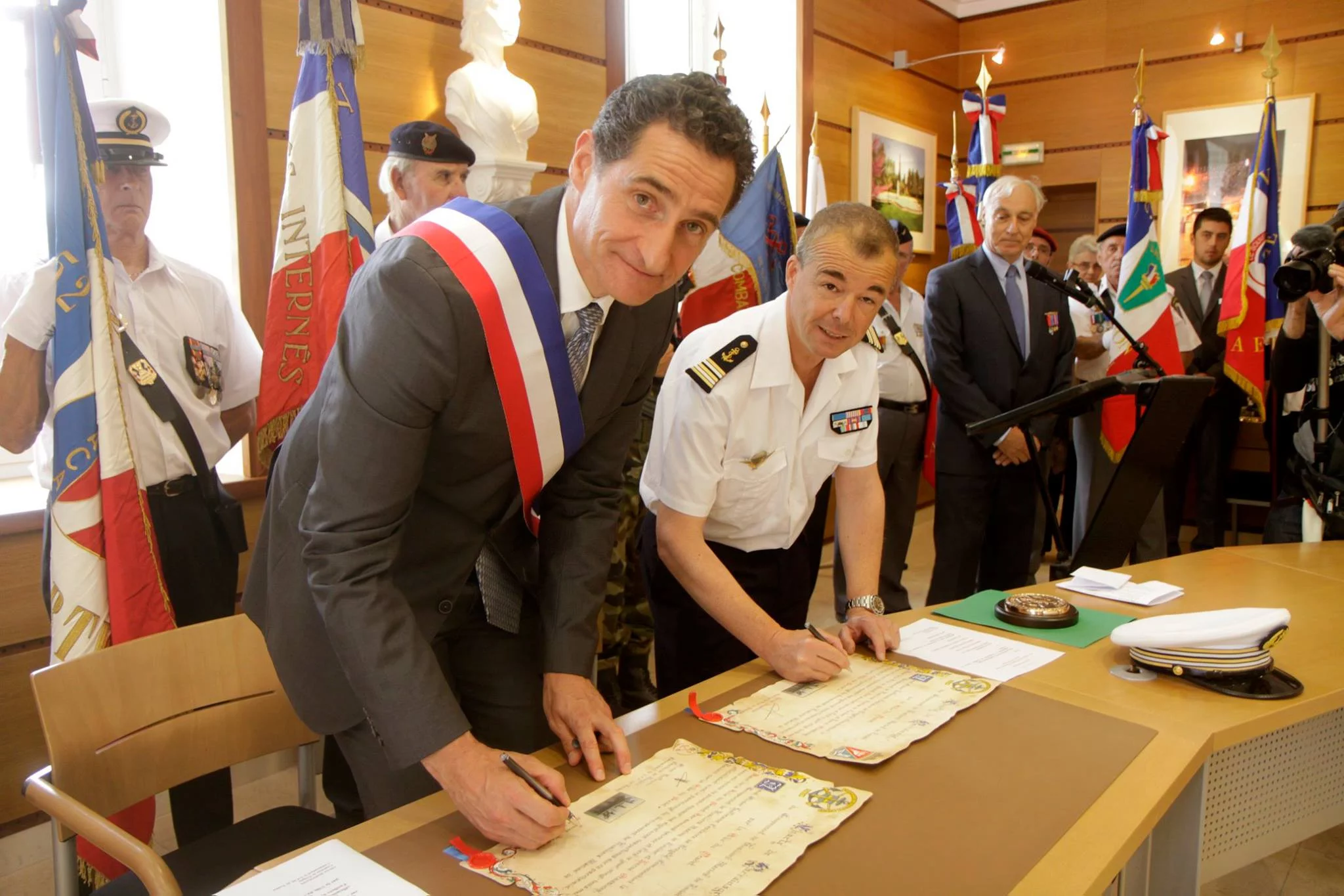 Signature de la convention de parrainage par M. Hervé Stassinos, maire du Pradet, et le CF Olivier Hoffmann, commandant du groupement de fusiliers marins de Toulon
