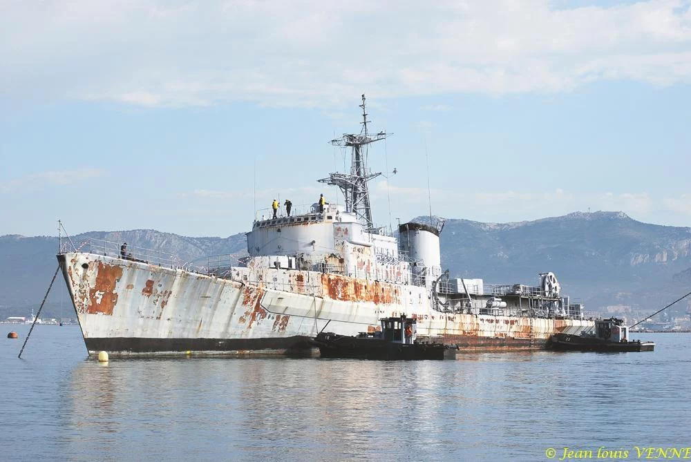 La coque de l’ex-aviso escorteur Commandant Rivière transférée de Saint-Mandrier à la base navale de Toulon