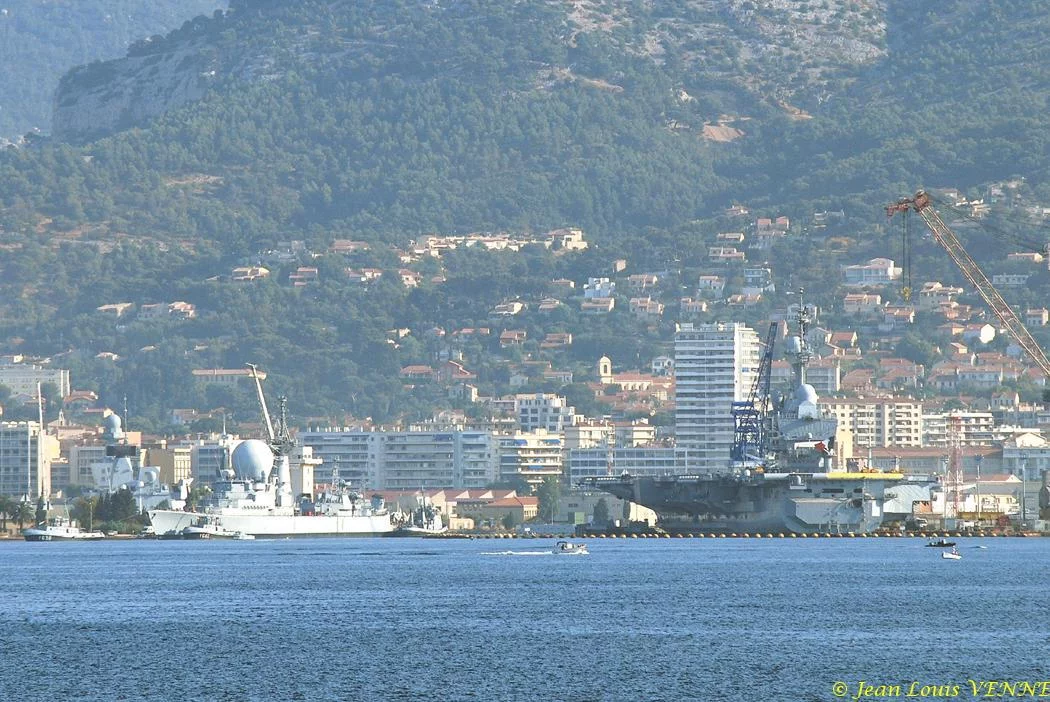 La coque de l'ex-Duquesne remorquée vers St-Mandrier