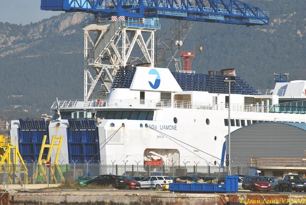 Le Liamone entre dans un bassin de DCNS à Toulon