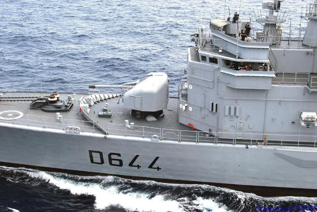 La frégate Primauguet se présente pour un ravitaillement à la mer