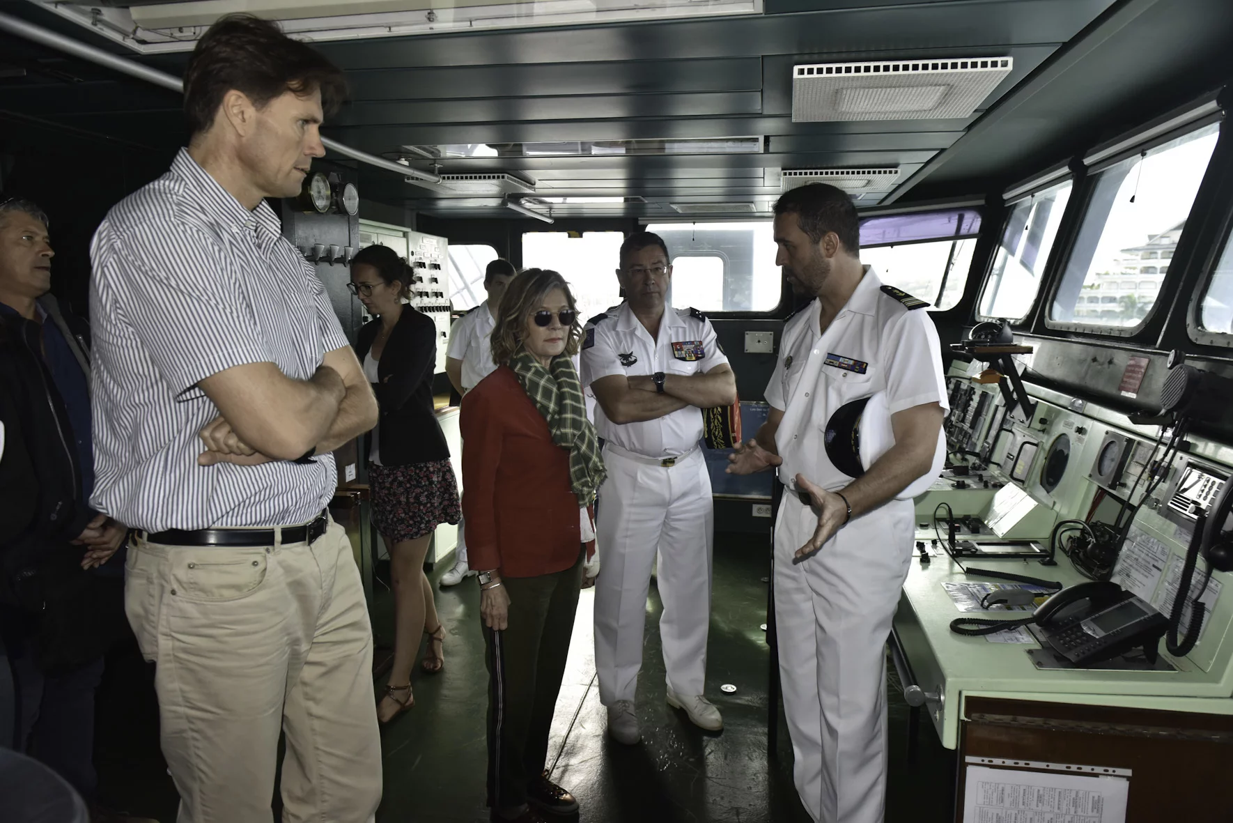 Mme Lagarde, maire de Nouméa, visite le Vendémiaire, accompagnée par le capitaine de frégate Blonce, commandant la frégate