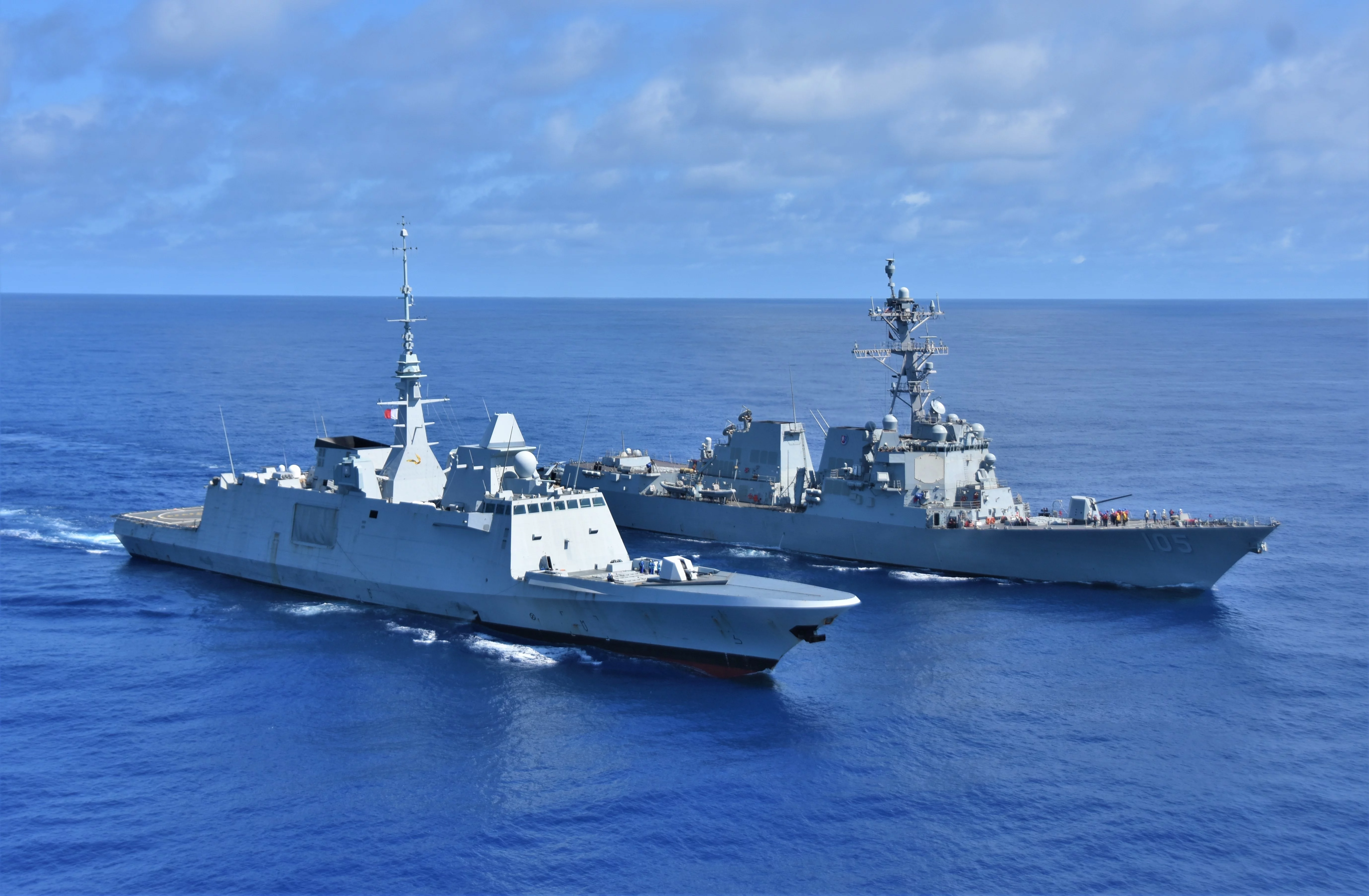 La frégate Bretagne et le destroyer américain USS Dewey