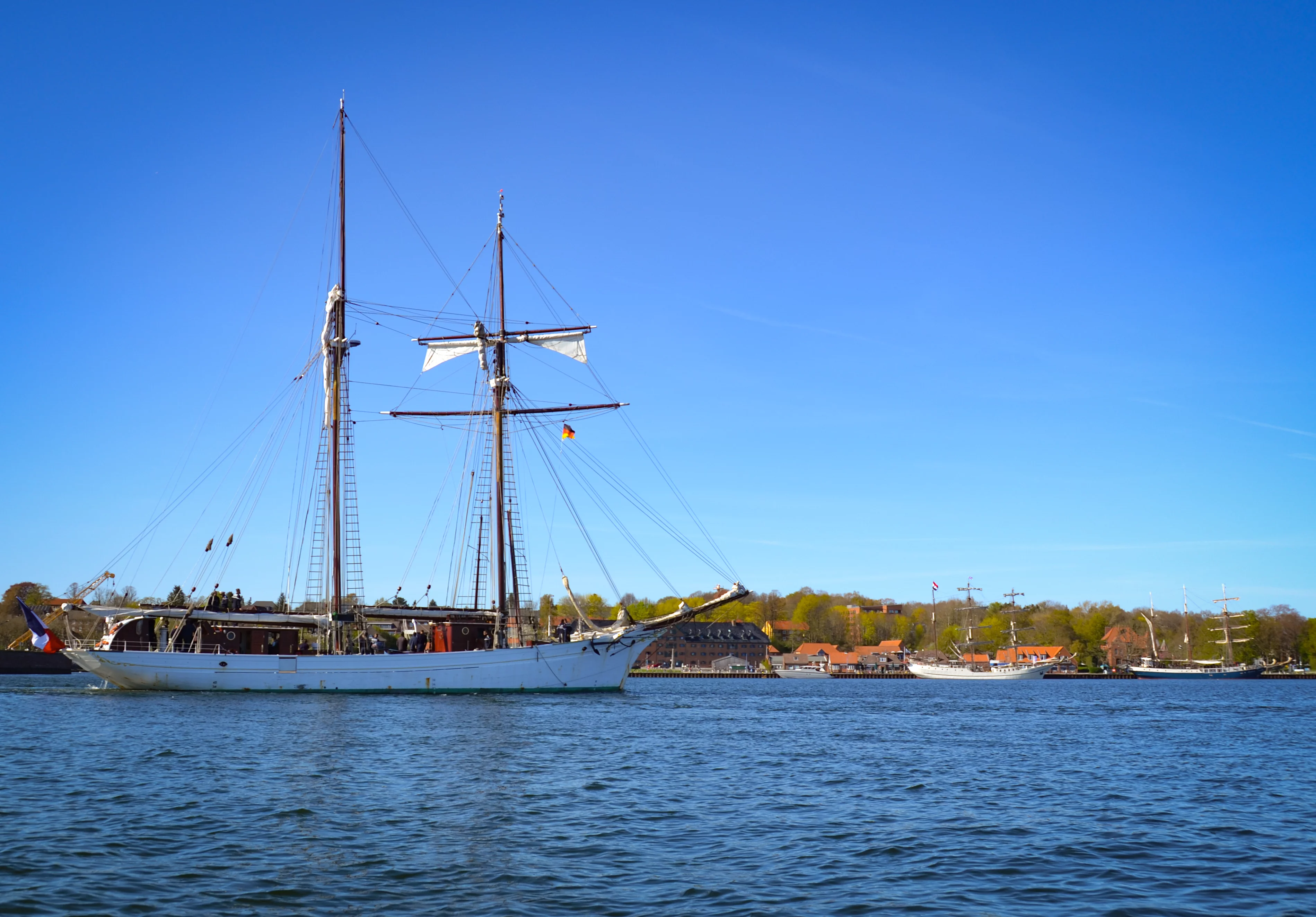 La goélette Belle Poule accoste dans le port de Kiel