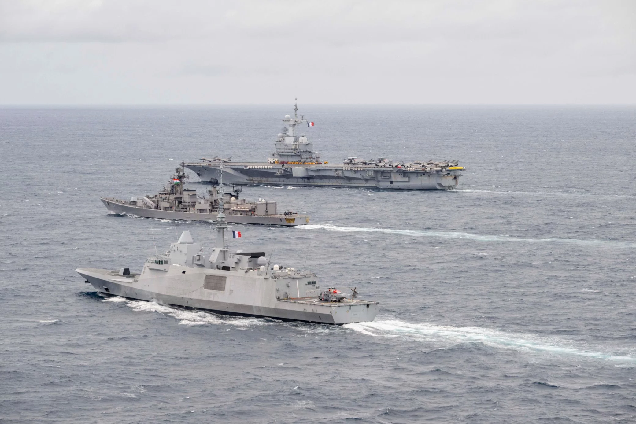 Le porte-avions Charles de Gaulle, la frégate de défense aérienne et la frégate indienne Mumbai