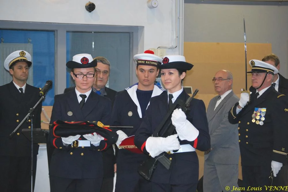 Présentation au fanion des stagiaires du centre PMM de La Seyne sur Mer
