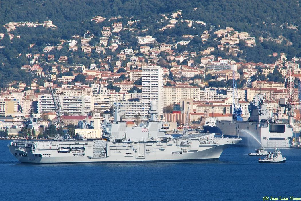 Arrivée à Toulon du porte-aéronefs italien Cavour