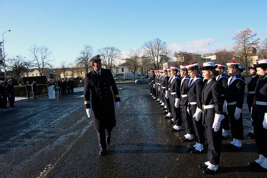 Le commandant du Cassard passe en revue les stagiaires de la PMM Dijon