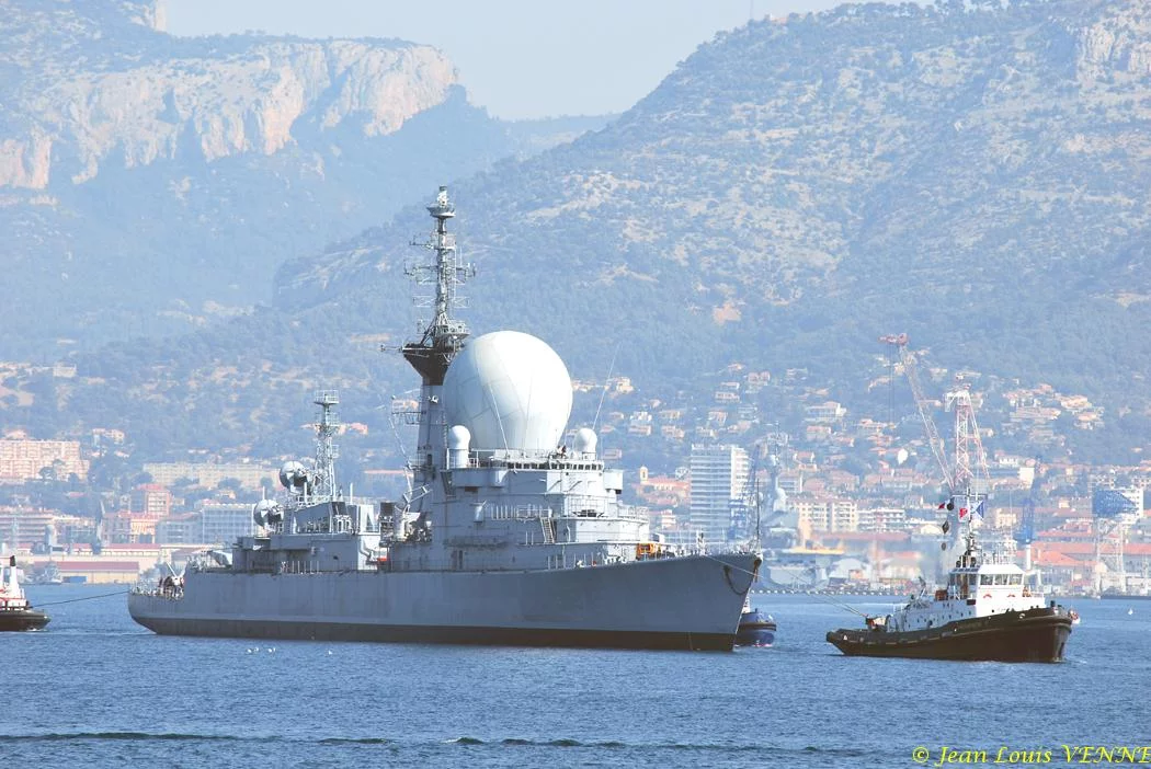 La coque de l'ex-Duquesne remorquée vers St-Mandrier