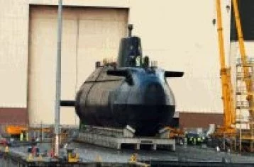 Le HMS Astute sort du Devonshire Hall