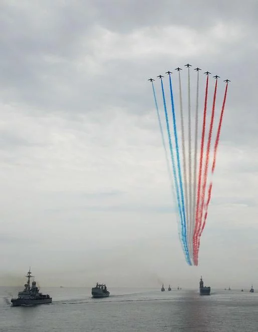 La patrouille de France survole les bâtiments de la revue