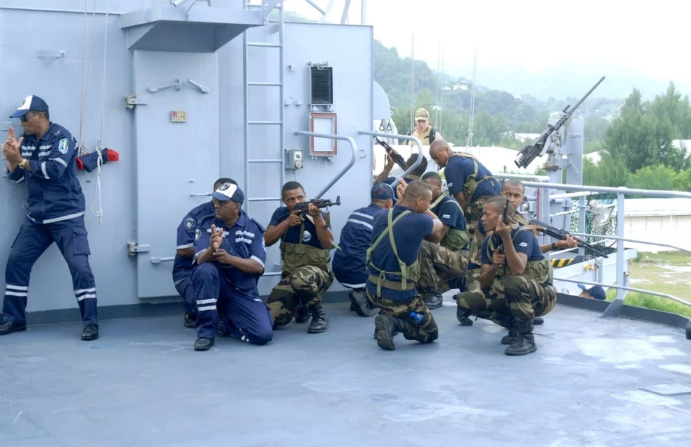 Des marins malgaches s'entrâinent à l'arraisonnement de navires à bord du Floréal
