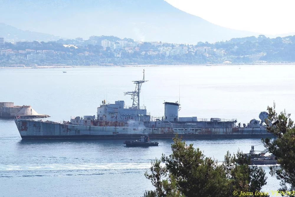 La coque de l’ex-aviso escorteur Commandant Rivière transférée de Saint-Mandrier à la base navale de Toulon