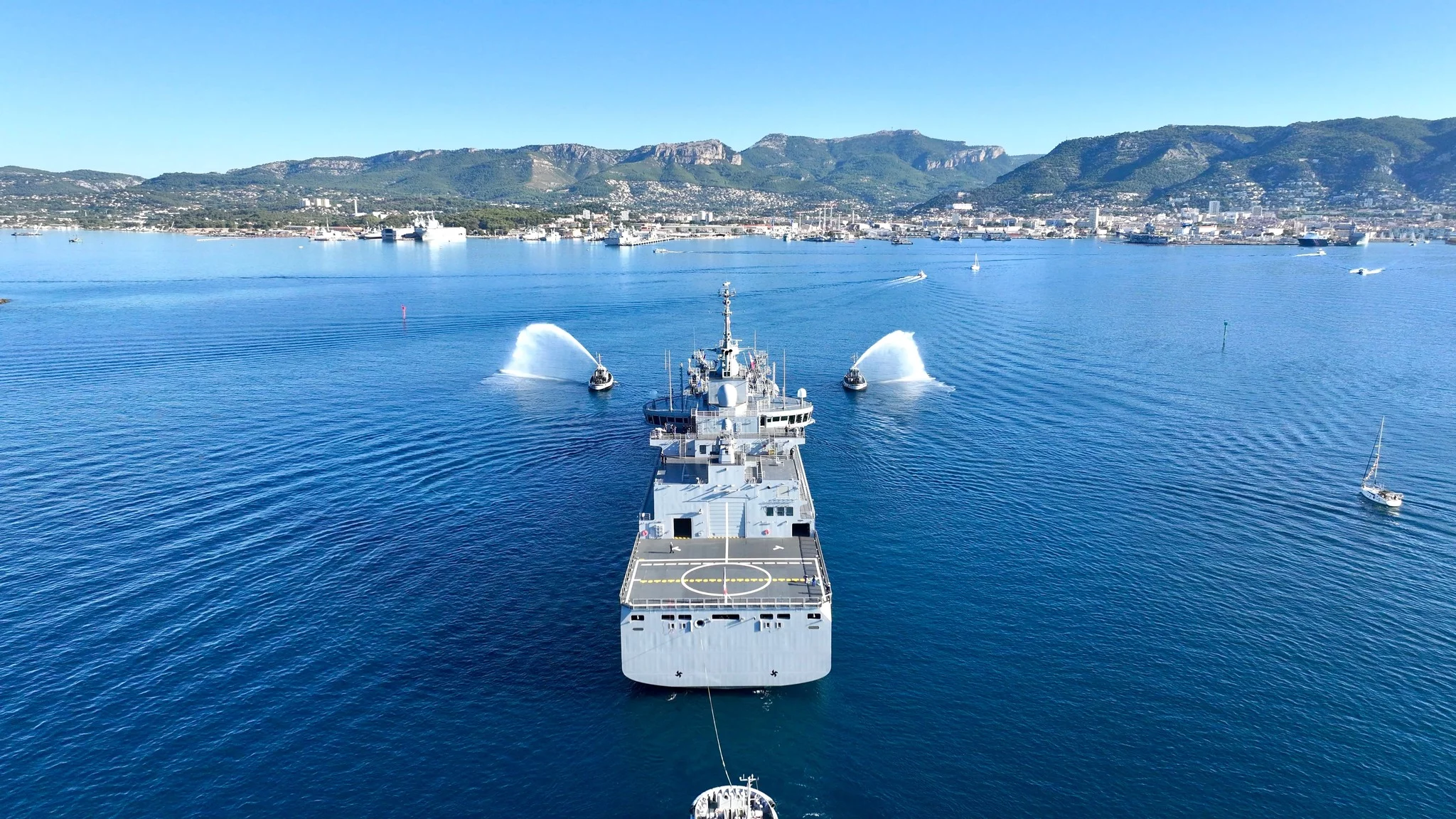 Le bâtiment ravitailleur de forces Jacques Stosskopf arrive à Toulon
