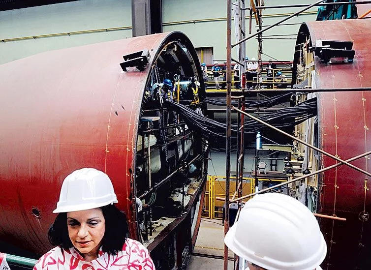 Nilda Garré, ministre argentine de la défense, devant la coque ouverte du San Juan