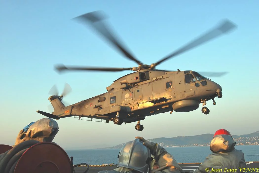 Un hélicoptère EH-101 de la marine italienne