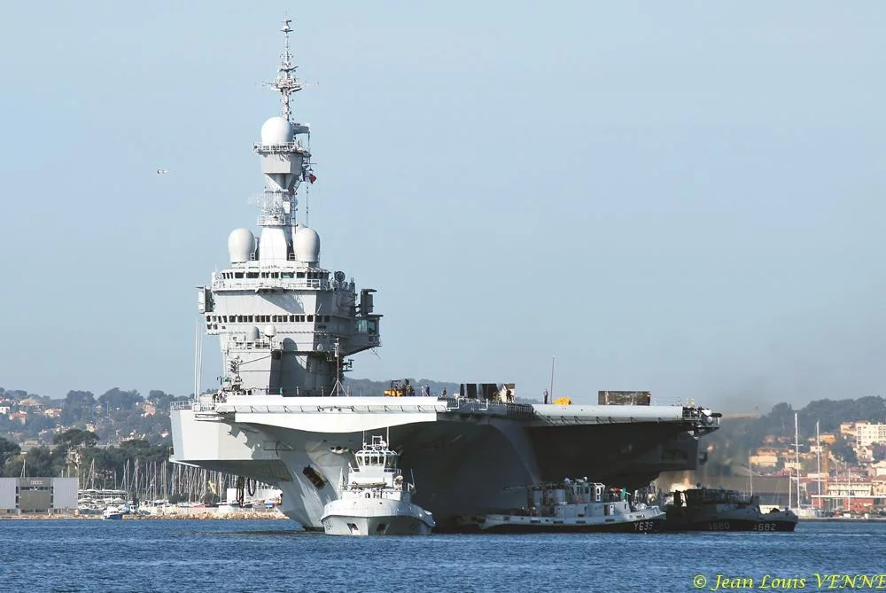 Le porte-avions Charles de Gaulle change de quai