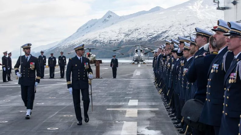 Le commandant du porte-hélicoptères Tonnerre passe l'équipage en revue