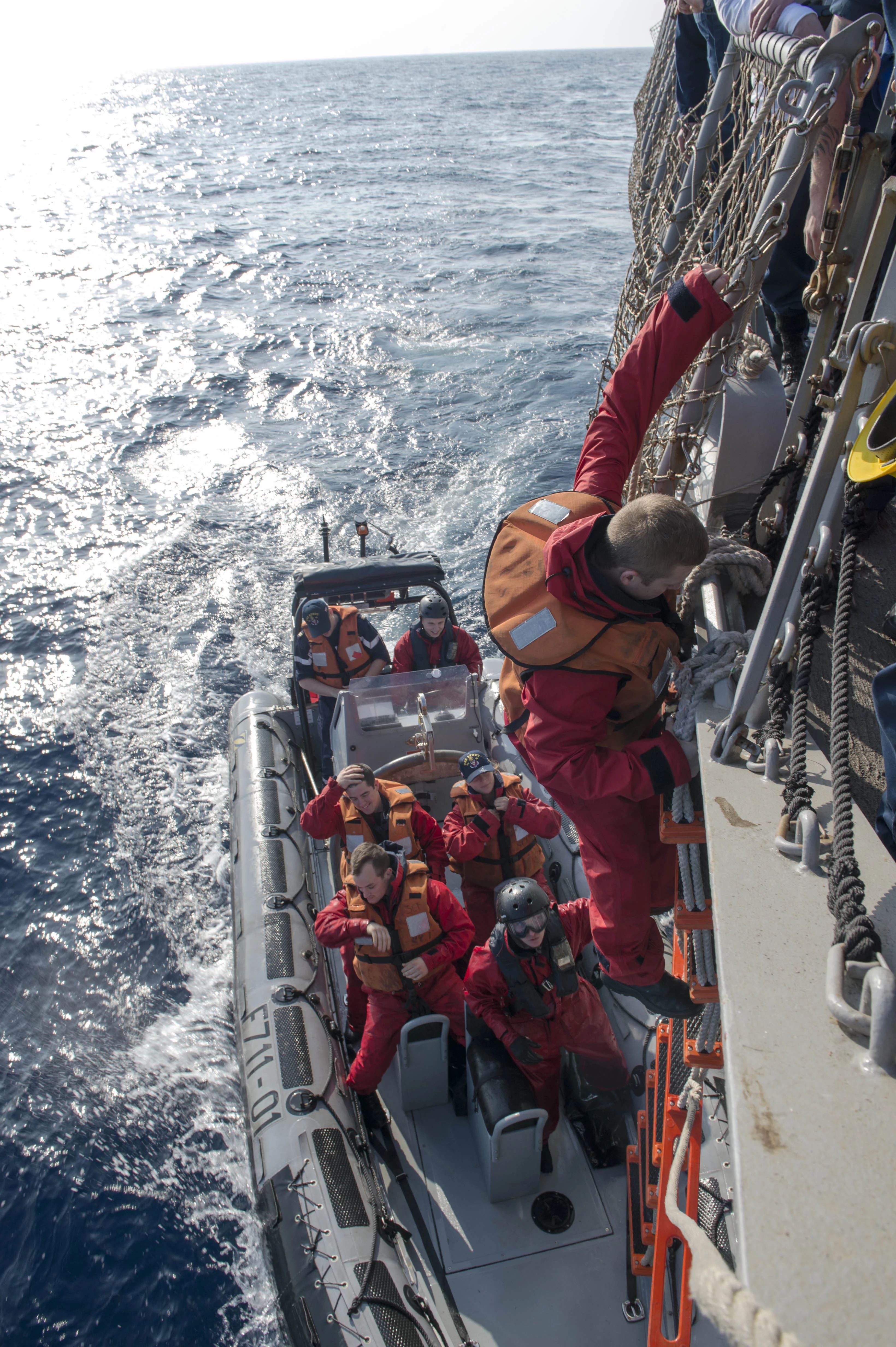 Des marins du Surcouf quittent le Stout après l'avoir visité