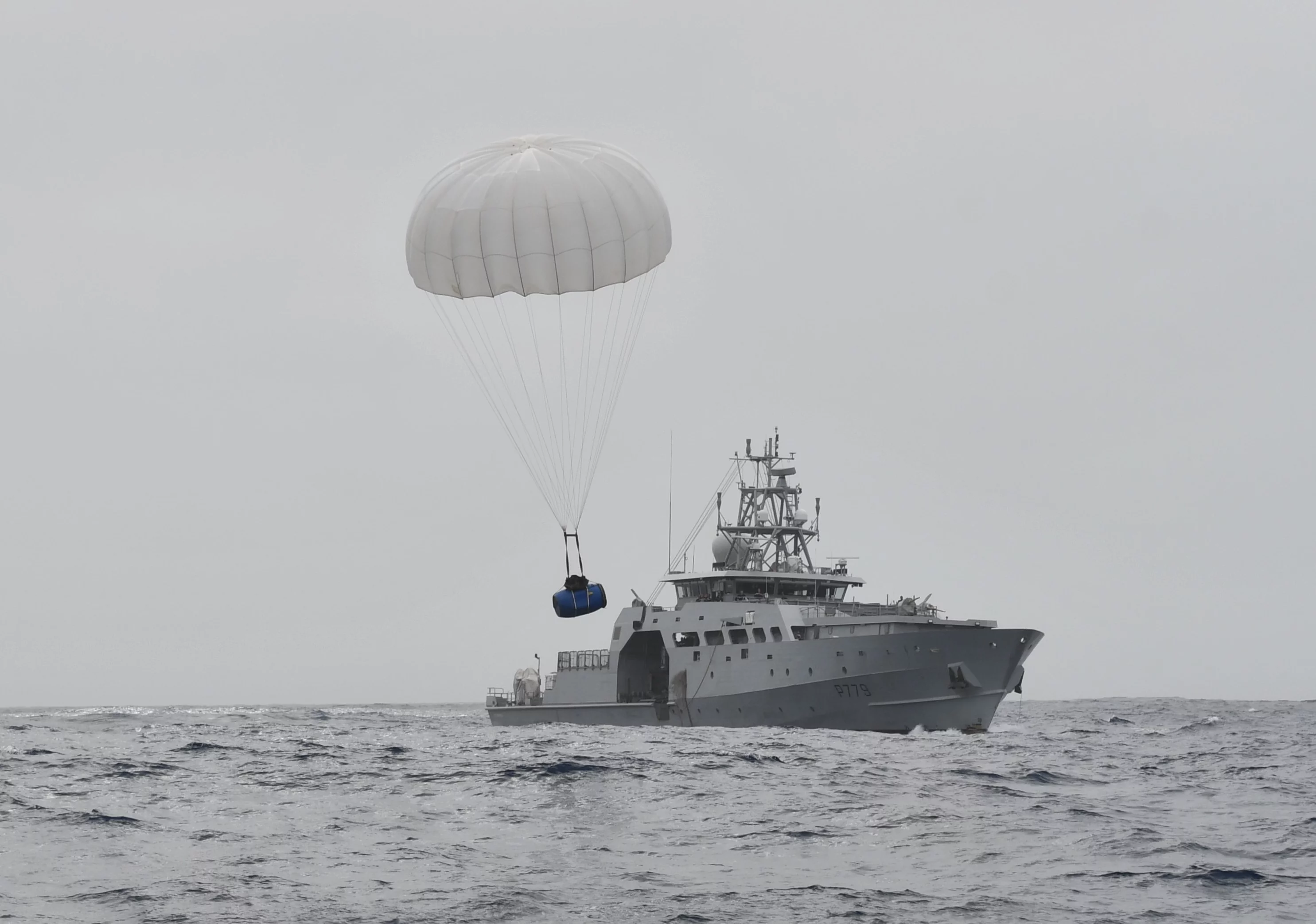 Tarpon entre le POM Auguste Bénébig et un avion CASA de l’ET52 basé à Nouméa